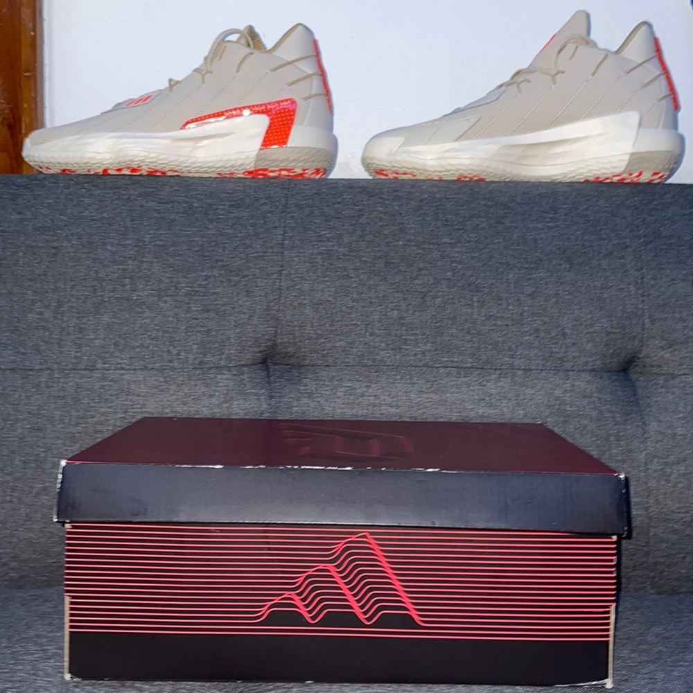 CBROWN/SOLRED/CWHITEMARCLA/ROUSOL/BLACRE Dame 7 basketball shoes
